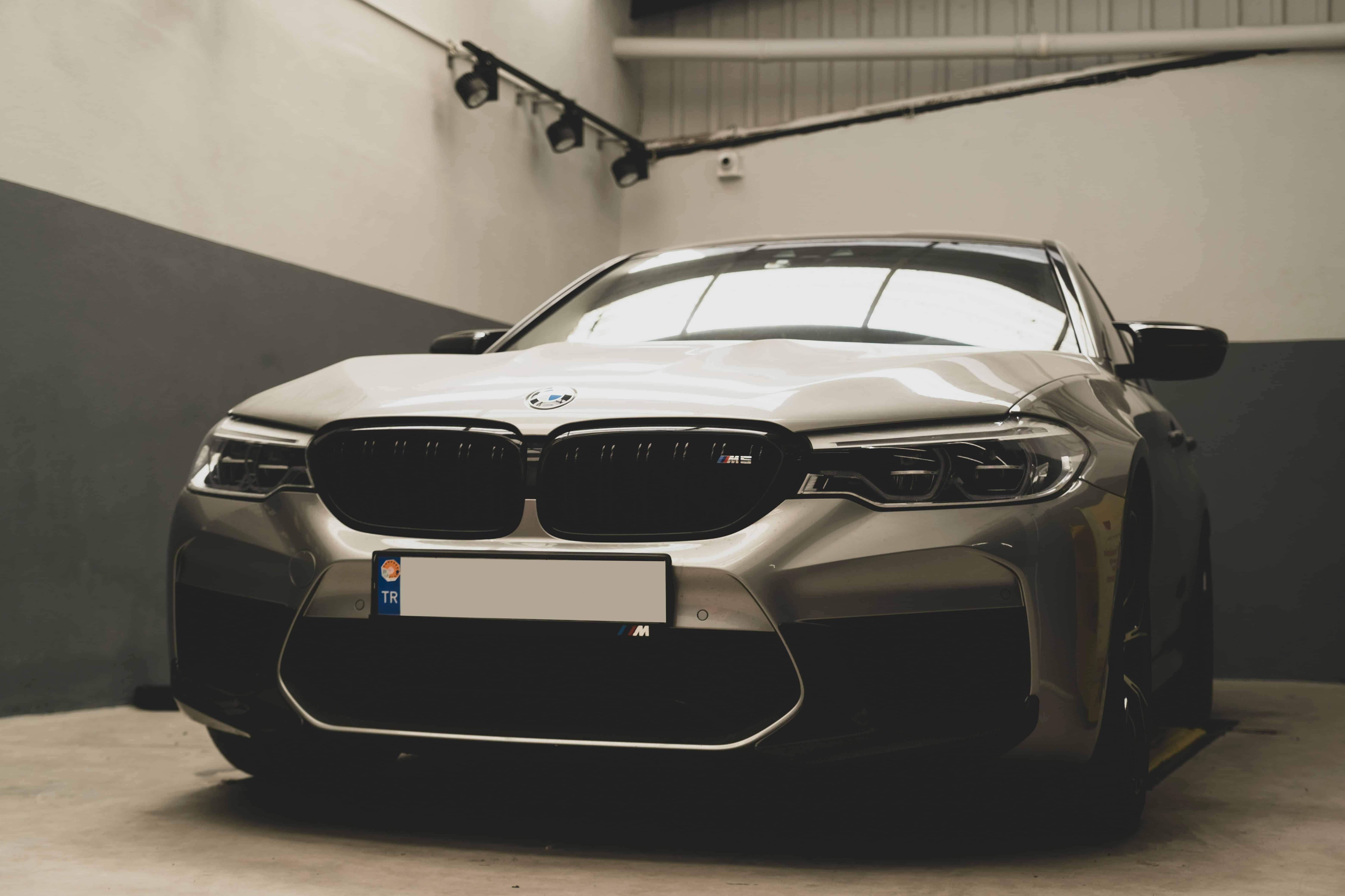 2026 BMW M5 Competition cabin – curved display, M sport seats, carbon trim, executive luxury